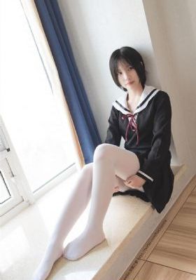 边亲边把手放衣服里发出声音_BD韩语在线播放
